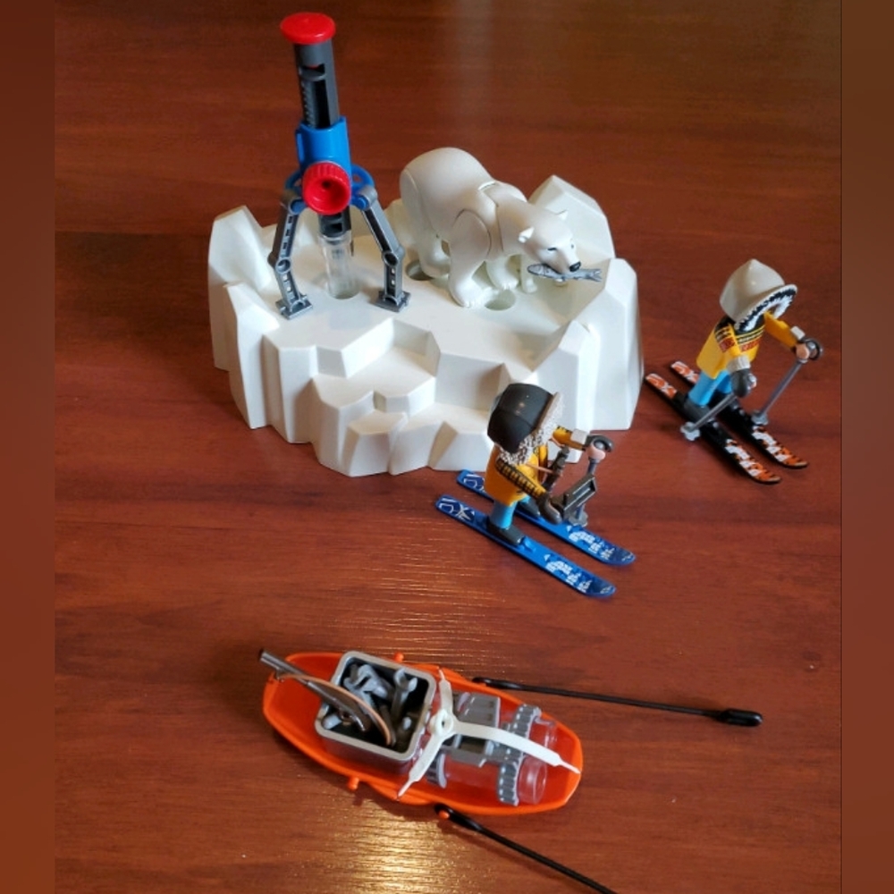 Playmobil ice explorers and polar bears
